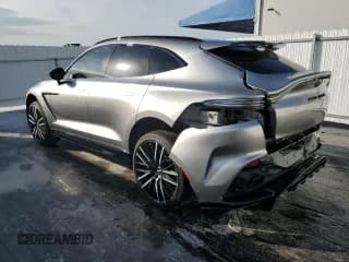 ✅ 2023 Aston Martin DBX 707 • VIN: SD7VUJBWXPTV06820 • Lot: 90994925. Wystawiony na Copart z przebiegiem 17 676 mil. Bezpłatny archiwum sprzedaży aukcyjnych z USA i szczegółowy raport historii pojazdu na DreamBid. Zdjęcie 2.