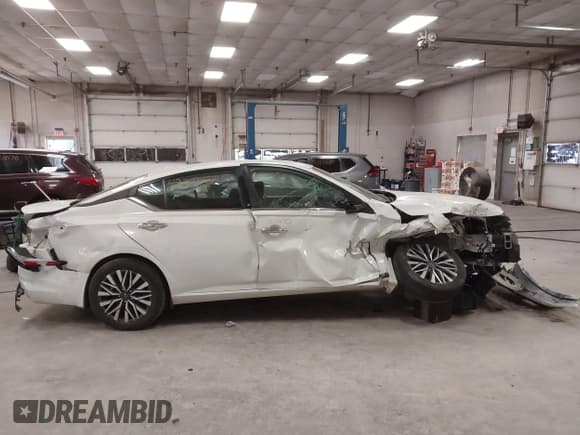 ✅ 2023 Nissan Altima SV • VIN: 1N4BL4DW3PN348058 • Lot: 43380712. Wystawiony na IAAI z przebiegiem 44 623 mil. Bezpłatny archiwum sprzedaży aukcyjnych z USA i szczegółowy raport historii pojazdu na DreamBid. Zdjęcie 13.