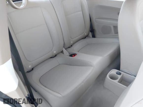 ✅ 2013 Volkswagen Beetle Fender Edition • VIN: 3VWJP7AT2DM614534 • Лот: 41919625. Опубликован ранее на IAAI с пробегом 86 362 миль. Бесплатный доступ к архиву аукционных продаж из США и подробный отчёт об истории автомобиля на DreamBid. Изображение 8.