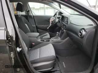 2021 Hyundai Kona SEL z VIN KM8K2CAA3MU733049, wystawiony jako Copart lot #56968342 z przebiegiem 22 238 mil mil oraz . Historia ofert i sprzedaży dostępna na DreamBid. Obrazek 5.