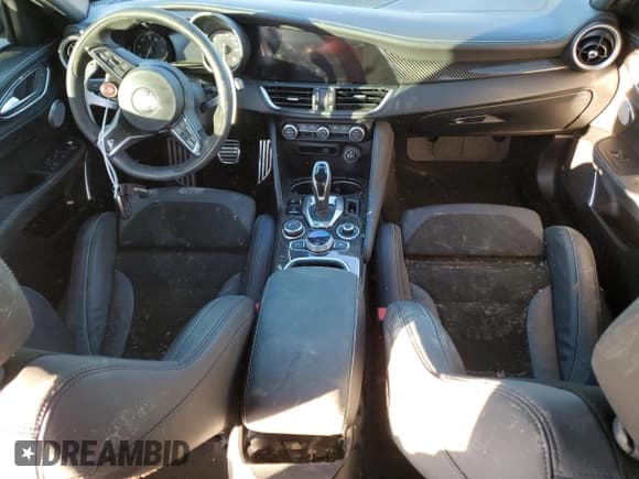 ✅ 2021 Alfa Romeo Giulia Quadrifoglio • VIN: ZARFAMEV2M7646078 • Lot: 82237543. Wystawiony na Copart z przebiegiem Nie podano. Bezpłatny archiwum sprzedaży aukcyjnych z USA i szczegółowy raport historii pojazdu na DreamBid. Zdjęcie 8.