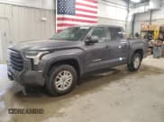 ✅ 2024 Toyota Tundra SR5 • VIN: 5TFLA5DB7RX151005 • Лот: 66538035. Опубликован ранее на Copart с пробегом 19 032 миль. Бесплатный доступ к архиву аукционных продаж из США и подробный отчёт об истории автомобиля на DreamBid. Изображение 1.