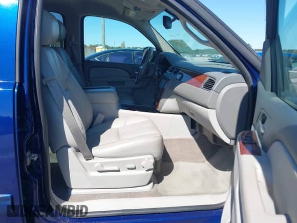 2012 Chevrolet Tahoe LT z VIN 1GNSCBE03CR170946, wystawiony jako IAAI lot #43513512 z przebiegiem 82 359 mil mil oraz . Historia ofert i sprzedaży dostępna na DreamBid. Obrazek 5.