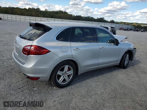 ✅ 2012 Porsche Cayenne • VIN: WP1AA2A2XCLA11053 • Lot: 82460885. Wystawiony na Copart z przebiegiem Nie podano. Bezpłatny archiwum sprzedaży aukcyjnych z USA i szczegółowy raport historii pojazdu na DreamBid. Zdjęcie 3.