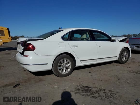 ✅ 2017 Volkswagen Passat S • VIN: 1VWAT7A34HC014438 • Лот: 82577825. Опубликован ранее на Copart с пробегом 61 166 миль. Бесплатный доступ к архиву аукционных продаж из США и подробный отчёт об истории автомобиля на DreamBid. Изображение 3.