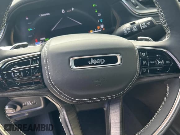 ✅ 2023 Jeep Grand Cherokee Overland • VIN: 1C4RJYD60P8914617 • Lot: 67291685. Wystawiony na Copart z przebiegiem 42 mil. Bezpłatny archiwum sprzedaży aukcyjnych z USA i szczegółowy raport historii pojazdu na DreamBid. Zdjęcie 12.