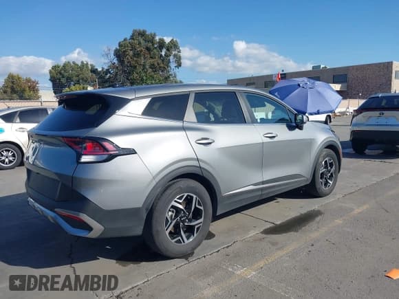 ✅ 2024 Kia Sportage LX • VIN: KNDPU3DFXR7304461 • Lot: 43588718. Wystawiony na IAAI z przebiegiem 33 674 mil. Bezpłatny archiwum sprzedaży aukcyjnych z USA i szczegółowy raport historii pojazdu na DreamBid. Zdjęcie 4.