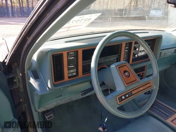 ✅ 1986 Cadillac Seville • VIN: 1G6KS6988GU804079 • Lot: 41757149. Wystawiony na IAAI z przebiegiem 48 807 mil. Bezpłatny archiwum sprzedaży aukcyjnych z USA i szczegółowy raport historii pojazdu na DreamBid. Zdjęcie 7.