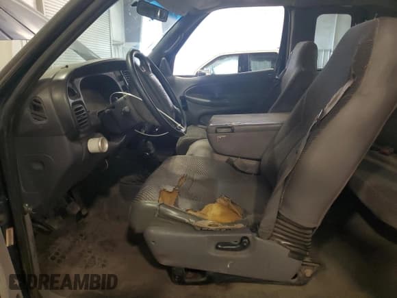 ✅ 2002 Dodge 2500 • VIN: 3B7KF23682M264814 • Lot: 86186845. Wystawiony na Copart z przebiegiem 282 713 mil. Bezpłatny archiwum sprzedaży aukcyjnych z USA i szczegółowy raport historii pojazdu na DreamBid. Zdjęcie 7.