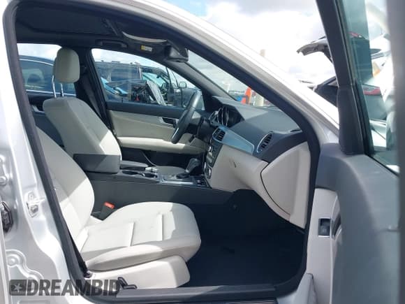 ✅ 2014 Mercedes-Benz C 250 Sport • VIN: WDDGF4HB1EA951907 • Lot: 42580563. Wystawiony na IAAI z przebiegiem 51 592 mil. Bezpłatny archiwum sprzedaży aukcyjnych z USA i szczegółowy raport historii pojazdu na DreamBid. Zdjęcie 5.