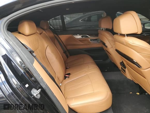 ✅ 2016 BMW 7 Series 750i xDrive • VIN: WBA7F2C58GG420149 • Lot: 92687385. Wystawiony na Copart z przebiegiem 96 532 mil. Bezpłatny archiwum sprzedaży aukcyjnych z USA i szczegółowy raport historii pojazdu na DreamBid. Zdjęcie 10.