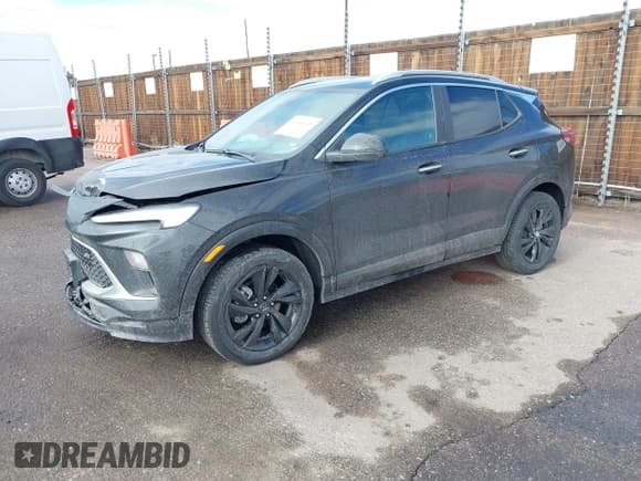 ✅ 2024 Buick Encore GX Sport Touring • VIN: KL4AMESL1RB209272 • Lot: 41646448. Wystawiony na IAAI z przebiegiem 20 797 mil. Bezpłatny archiwum sprzedaży aukcyjnych z USA i szczegółowy raport historii pojazdu na DreamBid. Zdjęcie 2.