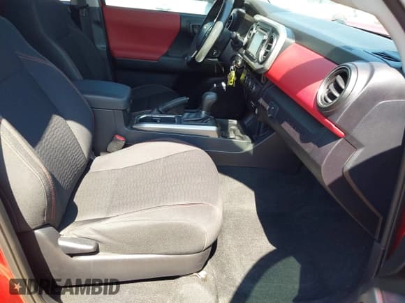 ✅ 2017 Toyota Tacoma SR5 • VIN: 5TFAZ5CN8HX049738 • Lot: 43143717. Wystawiony na IAAI z przebiegiem 126 708 mil. Bezpłatny archiwum sprzedaży aukcyjnych z USA i szczegółowy raport historii pojazdu na DreamBid. Zdjęcie 5.