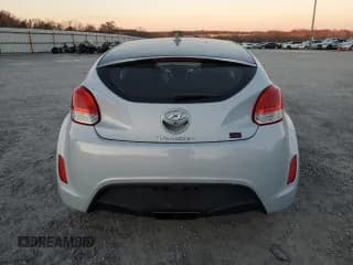 ✅ 2015 Hyundai Veloster • VIN: KMHTC6ADXFU218579 • Lot: 83159264. Wystawiony na Copart z przebiegiem 118 186 mil. Bezpłatny archiwum sprzedaży aukcyjnych z USA i szczegółowy raport historii pojazdu na DreamBid. Zdjęcie 6.