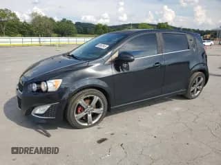 2013 Chevrolet Sonic RS z VIN 1G1JH6SB9D4173554, wystawiony jako Copart lot #68952345 z przebiegiem 104 095 mil mil oraz Czysty tytuł • Clean title. Historia ofert i sprzedaży dostępna na DreamBid. Obrazek 1.