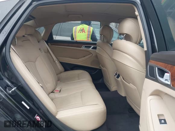 ✅ 2015 Hyundai Genesis 3.8L • VIN: KMHGN4JE4FU093510 • Lot: 41400547. Wystawiony na IAAI z przebiegiem 96 409 mil. Bezpłatny archiwum sprzedaży aukcyjnych z USA i szczegółowy raport historii pojazdu na DreamBid. Zdjęcie 8.