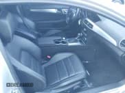 ✅ 2015 Mercedes-Benz C 250 • VIN: WDDGJ4HB1FG372798 • Lot: 41968536. Wystawiony na IAAI z przebiegiem 56 007 mil. Bezpłatny archiwum sprzedaży aukcyjnych z USA i szczegółowy raport historii pojazdu na DreamBid. Zdjęcie 5.