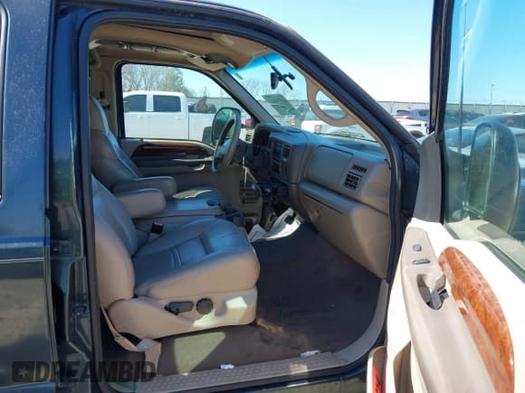 ✅ 2001 Ford Excursion Limited • VIN: 1FMNU42L81EC18793 • Лот: 41874483. Опубликован ранее на IAAI с пробегом 182 967 миль. Бесплатный доступ к архиву аукционных продаж из США и подробный отчёт об истории автомобиля на DreamBid. Изображение 5.