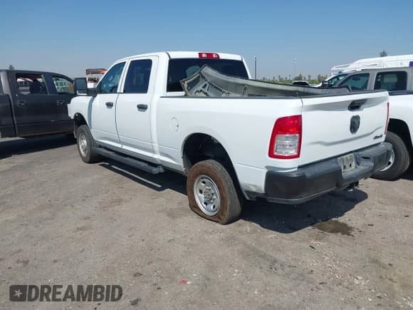 ✅ 2023 Ram 2500 Tradesman • VIN: 3C6UR5CJ5PG558514 • Lot: 43260300. Wystawiony na IAAI z przebiegiem 26 824 mil. Bezpłatny archiwum sprzedaży aukcyjnych z USA i szczegółowy raport historii pojazdu na DreamBid. Zdjęcie 3.