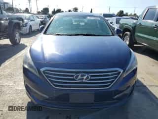 2015 Hyundai Sonata SE z VIN 5NPE24AF9FH147746, wystawiony jako Copart lot #80733585 z przebiegiem 66 084 mil mil oraz Czysty tytuł • Clean title. Historia ofert i sprzedaży dostępna na DreamBid. Obrazek 5.