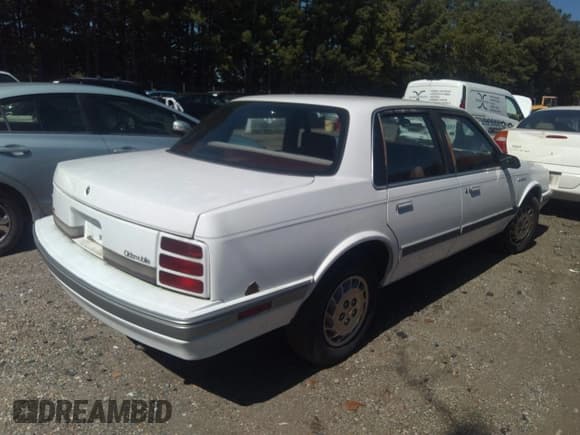 ✅ 1995 Oldsmobile Cutlass Ciera SL • VIN: 1G3AJ55M2S6399620 • Lot: 38333794. Wystawiony na IAAI z przebiegiem 128 114 mil. Bezpłatny archiwum sprzedaży aukcyjnych z USA i szczegółowy raport historii pojazdu na DreamBid. Zdjęcie 4.