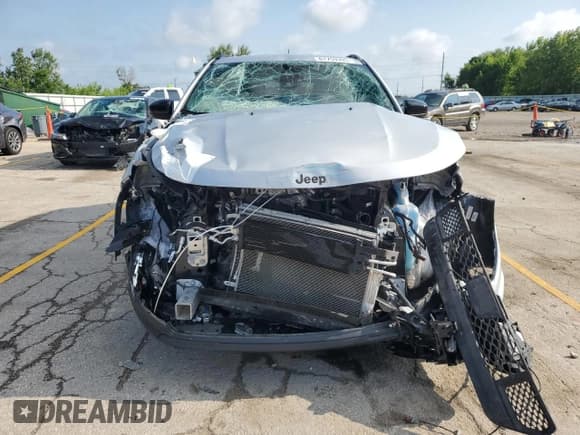 ✅ 2024 Jeep Compass Latitude • VIN: 3C4NJDBN6RT114197 • Lot: 61759395. Wystawiony na Copart z przebiegiem Nie podano. Bezpłatny archiwum sprzedaży aukcyjnych z USA i szczegółowy raport historii pojazdu na DreamBid. Zdjęcie 5.