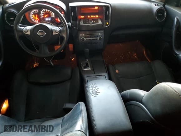 ✅ 2013 Nissan Maxima S • VIN: 1N4AA5AP8DC830651 • Lot: 92844485. Wystawiony na Copart z przebiegiem 251 298 mil. Bezpłatny archiwum sprzedaży aukcyjnych z USA i szczegółowy raport historii pojazdu na DreamBid. Zdjęcie 8.