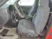 2000 Chevrolet Blazer LS z VIN 1GNCT18W8YK155812, wystawiony jako Copart lot #77315424 z przebiegiem 151 418 mil mil oraz Czysty tytuł • Clean title. Historia ofert i sprzedaży dostępna na DreamBid. Obrazek 7.