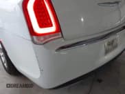 ✅ 2016 Chrysler 300 Anniversary Edition • VIN: 2C3CCAAGXGH220360 • Lot: 43335679. Wystawiony na IAAI z przebiegiem 234 256 mil. Bezpłatny archiwum sprzedaży aukcyjnych z USA i szczegółowy raport historii pojazdu na DreamBid. Zdjęcie 20.