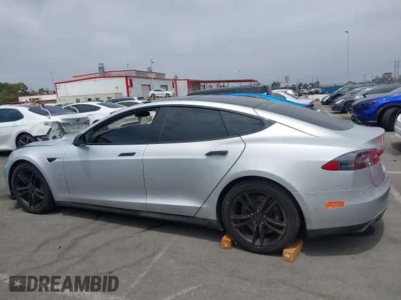 ✅ 2014 Tesla Model S 60 • VIN: 5YJSA1H18EFP66818 • Lot: 42989592. Wystawiony na IAAI z przebiegiem 130 366 mil. Bezpłatny archiwum sprzedaży aukcyjnych z USA i szczegółowy raport historii pojazdu na DreamBid. Zdjęcie 13.