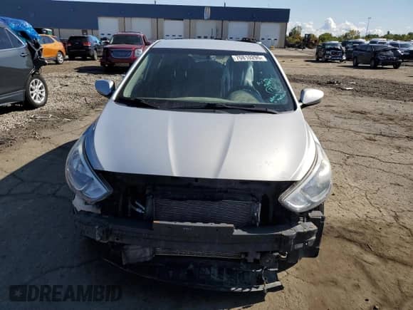 2016 Hyundai Accent SE z VIN KMHCT5AE8GU255201, wystawiony jako Copart lot #70810295 z przebiegiem 151 009 mil mil oraz Czysty tytuł • Clean title. Historia ofert i sprzedaży dostępna na DreamBid. Obrazek 5.