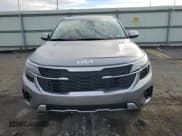 ✅ 2025 Kia Seltos LX • VIN: KNDEPCAA9S7823952 • Lot: 86480815. Wystawiony na Copart z przebiegiem 1 419 mil. Bezpłatny archiwum sprzedaży aukcyjnych z USA i szczegółowy raport historii pojazdu na DreamBid. Zdjęcie 5.