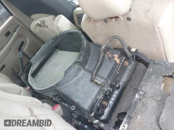 ✅ 2004 Chevrolet Suburban LT • VIN: 1GNFK16T14J167213 • Lot: 42445330. Listed on IAAI with 196,046 mi. Free auction sales archive from the USA and detailed vehicle history report at DreamBid. Image 14.