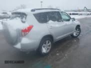 ✅ 2008 Toyota RAV4 Limited • VIN: JTMBK31V285065557 • Lot: 43844280. Wystawiony na IAAI z przebiegiem 249 617 mil. Bezpłatny archiwum sprzedaży aukcyjnych z USA i szczegółowy raport historii pojazdu na DreamBid. Zdjęcie 4.