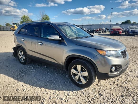 ✅ 2013 Kia Sorento EX • VIN: 5XYKUCA60DG401081 • Лот: 70370825. Опубликован ранее на Copart с пробегом 120 521 миль. Бесплатный доступ к архиву аукционных продаж из США и подробный отчёт об истории автомобиля на DreamBid. Изображение 4.