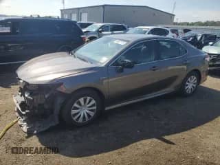 2020 Toyota Camry Hybrid LE z VIN 4T1C31AK3LU527890, wystawiony jako Copart lot #64967175 z przebiegiem 79 821 mil mil oraz Szkoda całkowita • Salvage title. Historia ofert i sprzedaży dostępna na DreamBid. Obrazek 1.