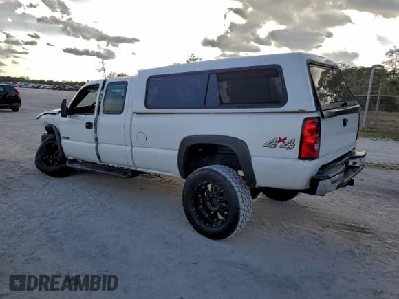 ✅ 2006 Chevrolet Silverado 2500HD Work Truck • VIN: 1GCHK29U06E267732 • Лот: 94176845. Опубликован ранее на Copart с пробегом 263 404 миль. Бесплатный доступ к архиву аукционных продаж из США и подробный отчёт об истории автомобиля на DreamBid. Изображение 2.