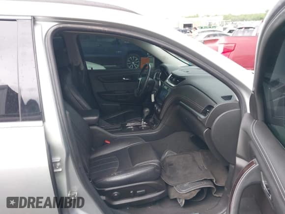 ✅ 2017 Chevrolet Traverse Premier • VIN: 1GNKRJKD1HJ230177 • Lot: 42111204. Wystawiony na IAAI z przebiegiem 121 727 mil. Bezpłatny archiwum sprzedaży aukcyjnych z USA i szczegółowy raport historii pojazdu na DreamBid. Zdjęcie 5.