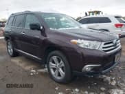 ✅ 2013 Toyota Highlander Limited • VIN: 5TDDK3EH1DS256243 • Lot: 43677982. Wystawiony na IAAI z przebiegiem 165 930 mil. Bezpłatny archiwum sprzedaży aukcyjnych z USA i szczegółowy raport historii pojazdu na DreamBid. Zdjęcie 1.