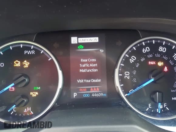 ✅ 2022 Toyota RAV4 Hybrid XLE • VIN: 4T3RWRFV8NU052766 • Lot: 43836286. Wystawiony na IAAI z przebiegiem 44 609 mil. Bezpłatny archiwum sprzedaży aukcyjnych z USA i szczegółowy raport historii pojazdu na DreamBid. Zdjęcie 7.