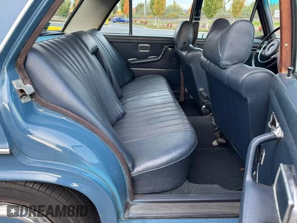 ✅ 1972 Mercedes-Benz 280 • VIN: 10801812088890 • Lot: 93287845. Wystawiony na Copart z przebiegiem 85 343 mil. Bezpłatny archiwum sprzedaży aukcyjnych z USA i szczegółowy raport historii pojazdu na DreamBid. Zdjęcie 6.