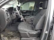 ✅ 2022 Chevrolet Silverado 1500 Custom Trail Boss • VIN: 3GCPYCEL9NG110320 • Lot: 51608405. Wystawiony na Copart z przebiegiem 50 716 mil. Bezpłatny archiwum sprzedaży aukcyjnych z USA i szczegółowy raport historii pojazdu na DreamBid. Zdjęcie 7.