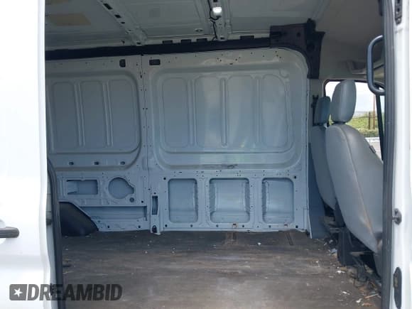 ✅ 2019 Ford Transit • VIN: 1FTYR2CM8KKB76756 • Lot: 42015010. Wystawiony na IAAI z przebiegiem 97 250 mil. Bezpłatny archiwum sprzedaży aukcyjnych z USA i szczegółowy raport historii pojazdu na DreamBid. Zdjęcie 8.