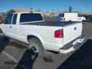 2001 Chevrolet S-10 LS z VIN 1GCCS19W718127089, wystawiony jako IAAI lot #43592974 z przebiegiem 174 783 mil mil oraz . Historia ofert i sprzedaży dostępna na DreamBid. Obrazek 3.