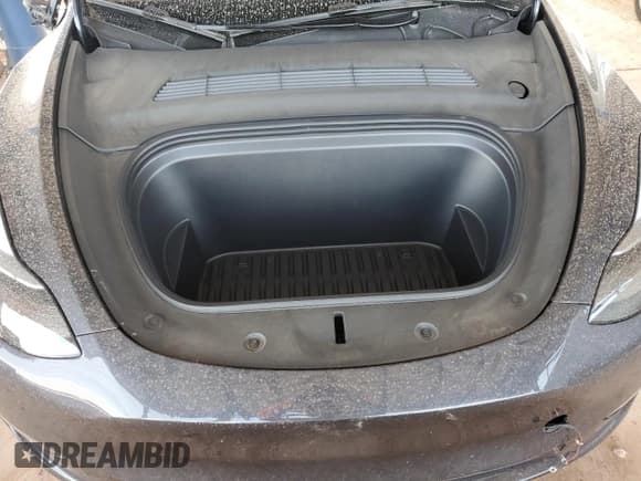 ✅ 2024 Tesla Model Y Long Range • VIN: 7SAYGDEE8RA226005 • Lot: 93294135. Listed on Copart with 15,121 mi. Free auction sales archive from the USA and detailed vehicle history report at DreamBid. Image 11.