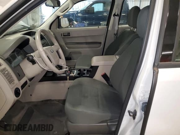 ✅ 2011 Ford Escape XLS • VIN: 1FMCU9C72BKC61048 • Lot: 90950575. Wystawiony na Copart z przebiegiem 161 206 mil. Bezpłatny archiwum sprzedaży aukcyjnych z USA i szczegółowy raport historii pojazdu na DreamBid. Zdjęcie 7.