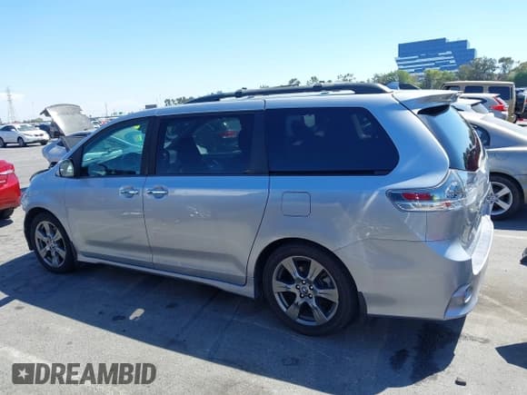 ✅ 2018 Toyota Sienna SE • VIN: 5TDXZ3DCXJS962511 • Lot: 43111836. Wystawiony na IAAI z przebiegiem 81 278 mil. Bezpłatny archiwum sprzedaży aukcyjnych z USA i szczegółowy raport historii pojazdu na DreamBid. Zdjęcie 15.