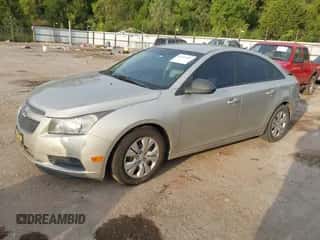 2013 Chevrolet Cruze LS z VIN 1G1PA5SGXD7291390, wystawiony jako IAAI lot #43143197 z przebiegiem 134 665 mil mil oraz . Historia ofert i sprzedaży dostępna na DreamBid. Obrazek 2.