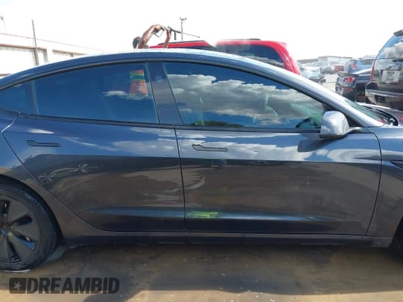 ✅ 2025 Tesla Model 3 Long Range • VIN: 5YJ3E1EA5SF978729 • Lot: 43384298. Wystawiony na IAAI z przebiegiem 11 689 mil. Bezpłatny archiwum sprzedaży aukcyjnych z USA i szczegółowy raport historii pojazdu na DreamBid. Zdjęcie 14.