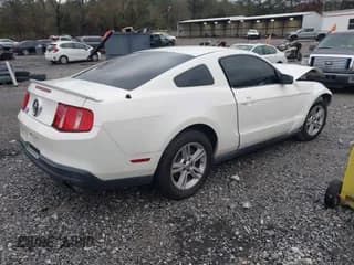 ✅ 2010 Ford Mustang V6 • VIN: 1ZVBP8AN0A5170633 • Lot: 43847496. Wystawiony na IAAI z przebiegiem 119 526 mil. Bezpłatny archiwum sprzedaży aukcyjnych z USA i szczegółowy raport historii pojazdu na DreamBid. Zdjęcie 4.
